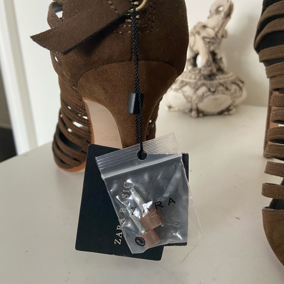 Heels - Picture 3 of 3